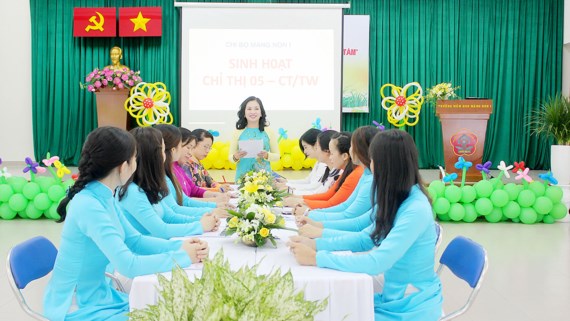  Quan tâm giáo dục chính trị tư tưởng trong trường học