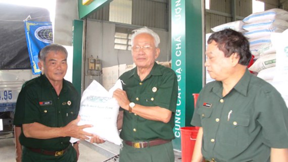  Nặng nghĩa tình đồng đội